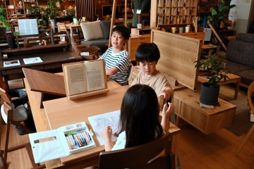 富山　家具　おしゃれ　無垢材　富山駅近く　こども椅子　キッズチェア